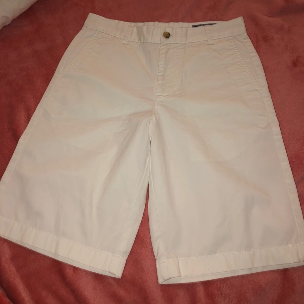 white 9” Vineyard Vines men shorts